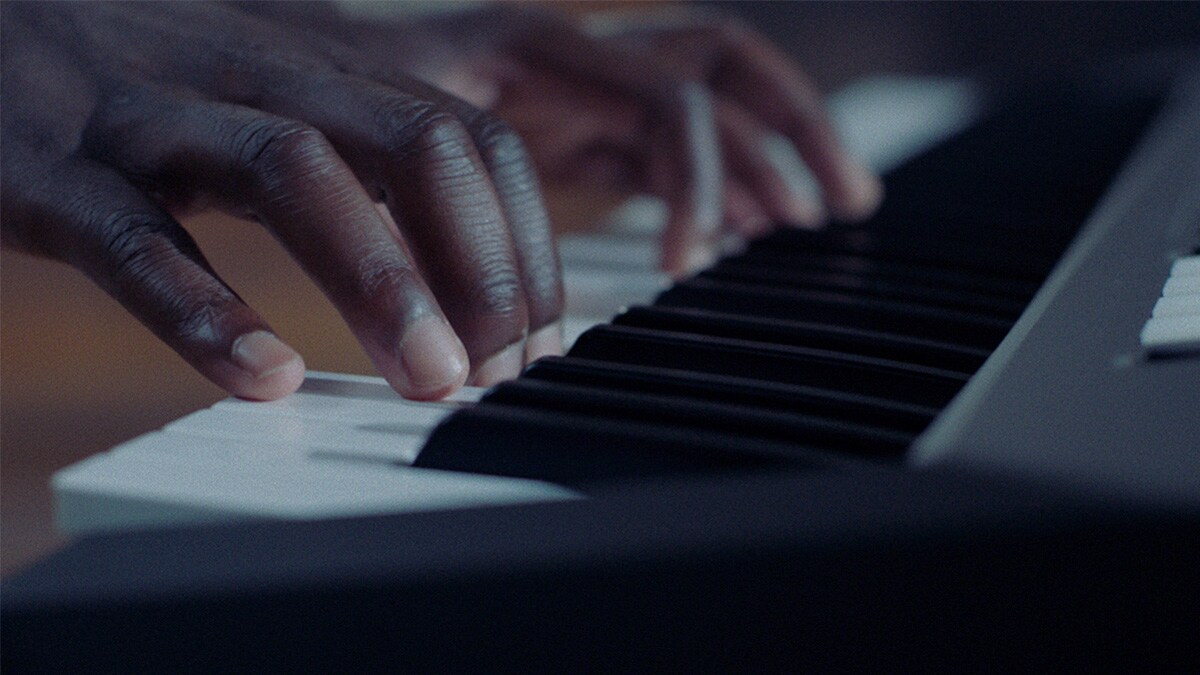 PSR-E583's Keyboard played by a person