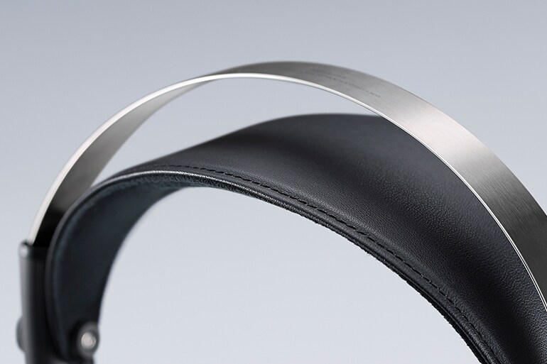 Close-up of the two-layer headband for the YH4000 headphones