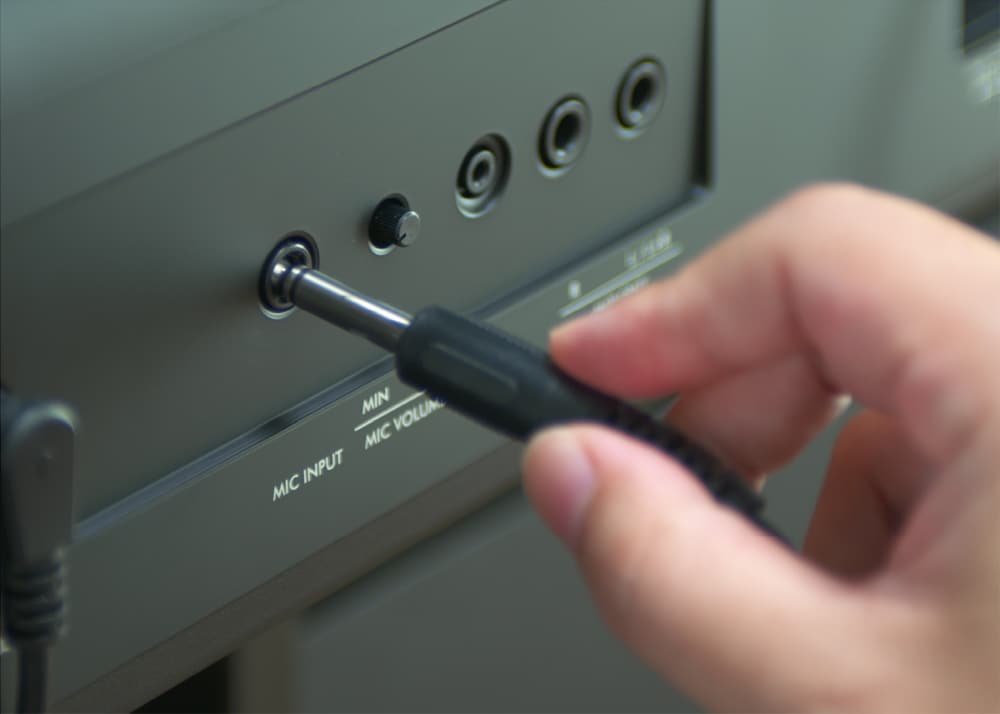 Inserting a microphone jack into the Yamaha P-S500